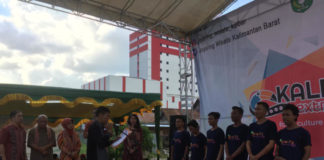 Promosi Wisata Mesti Gencar PELANTIKAN. Direktur Jewita Kalbar Aristono Edi Kiswantoro melantik perwakilan enam chapter kabupaten/kota di kegiatan Kalbar Extravaganza 2018 di halaman parkir Megamall, Pontianak, Jumat (4/5). Nova Sari-RK