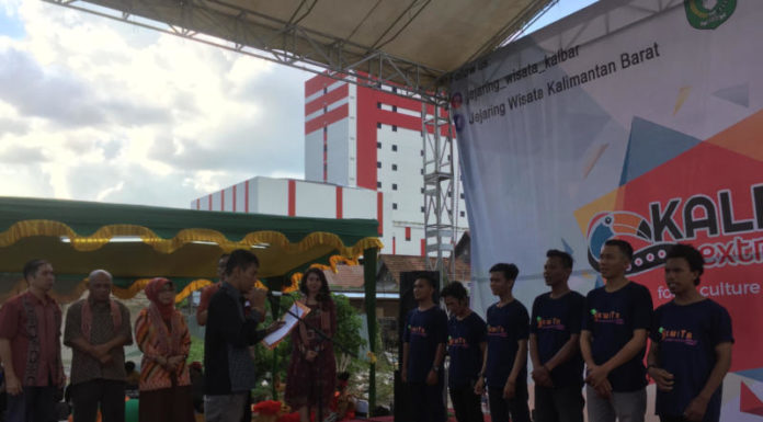 Promosi Wisata Mesti Gencar PELANTIKAN. Direktur Jewita Kalbar Aristono Edi Kiswantoro melantik perwakilan enam chapter kabupaten/kota di kegiatan Kalbar Extravaganza 2018 di halaman parkir Megamall, Pontianak, Jumat (4/5). Nova Sari-RK