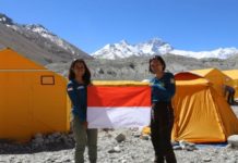 7 Puncak Dunia di Kaki 2 Srikandi PEREMPUAN TANGGUH. Fransiska Dimitri Inkirawang bersama Mathilda Dwi Lestari (kiri) di Everest Base Camp. WISSEMU for Jawa Pos