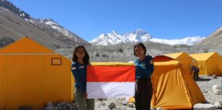 7 Puncak Dunia di Kaki 2 Srikandi PEREMPUAN TANGGUH. Fransiska Dimitri Inkirawang bersama Mathilda Dwi Lestari (kiri) di Everest Base Camp. WISSEMU for Jawa Pos