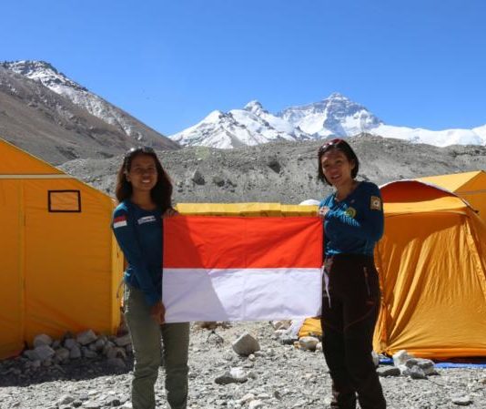 7 Puncak Dunia di Kaki 2 Srikandi PEREMPUAN TANGGUH. Fransiska Dimitri Inkirawang bersama Mathilda Dwi Lestari (kiri) di Everest Base Camp. WISSEMU for Jawa Pos