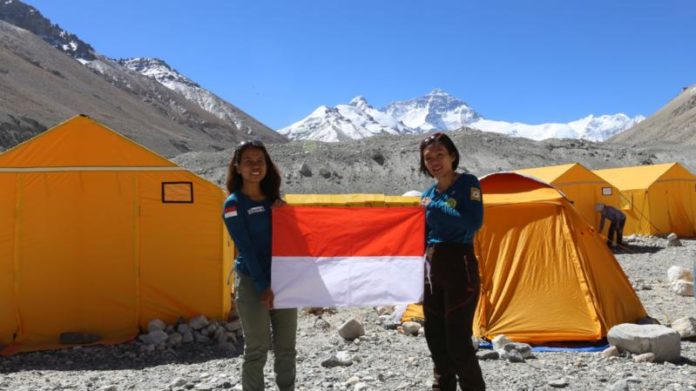 PEREMPUAN TANGGUH. Fransiska Dimitri Inkirawang bersama Mathilda Dwi Lestari (kiri) di Everest Base Camp. WISSEMU for Jawa Pos