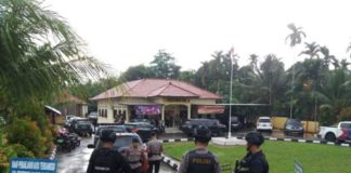 Penyerang Lukai Dua Polisi DIAMANKAN. Pelaku penyerangan Mapolsek Maro Sebo, Jambi, AS, diamankan dua jam setelah kejadian di kediamannya, Desa Danau Lamo, Maro Sebo, kemarin (22/5). Ellan Ra-Jambi Ekspres