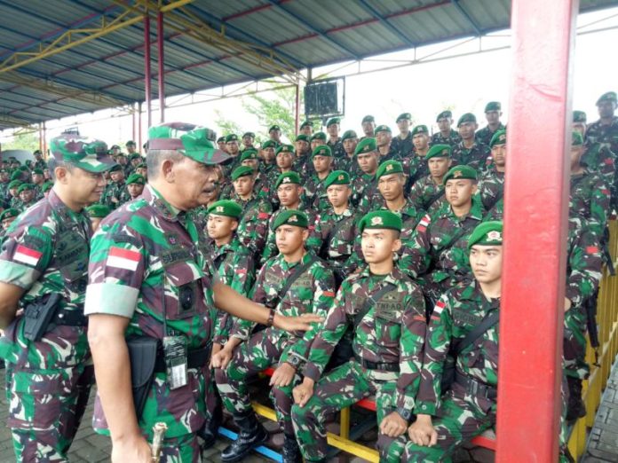 PENJAGA PERBATASAN. Mayjen TNI Achmad Supriyadi menerima Prajurit Yonif 320/Badak Putih di halaman Makodam XII/Tpr, Minggu (27/5). Pasukan ini akan menjadi pasukan penjaga perbatasan RI-Malaysia di Kalbar sektor timur. Ambrosius Junius-RK