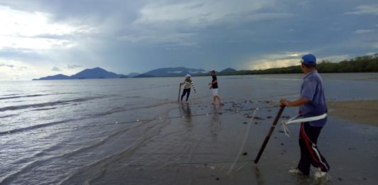 Kurang Dilirik Wisatawan Akibat Minim Sentuhan PUKAT TARIK. Pantai Siduk selain indah dipandang, juga jadi tempat warga untuk menangkap hasil laut dengan menggunakan pukat tarik, Selasa (22/5). Kamiriluddin-RK