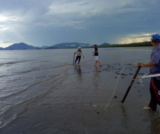 Kurang Dilirik Wisatawan Akibat Minim Sentuhan PUKAT TARIK. Pantai Siduk selain indah dipandang, juga jadi tempat warga untuk menangkap hasil laut dengan menggunakan pukat tarik, Selasa (22/5). Kamiriluddin-RK