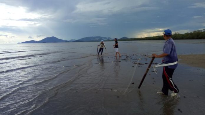 PUKAT TARIK. Pantai Siduk selain indah dipandang, juga jadi tempat warga untuk menangkap hasil laut dengan menggunakan pukat tarik, Selasa (22/5). Kamiriluddin-RK