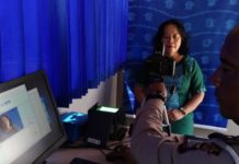 Satlantas Polresta Layani Masyarakat Ambawang PELAYANAN SIM. Petugas tengah memberikan pelayanan perpanjangan SIM di Halaman Kantor Camat Sungai Ambawang, Sabtu (5/5) pagi-- Ocsya Ade CP