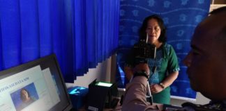 Satlantas Polresta Layani Masyarakat Ambawang PELAYANAN SIM. Petugas tengah memberikan pelayanan perpanjangan SIM di Halaman Kantor Camat Sungai Ambawang, Sabtu (5/5) pagi-- Ocsya Ade CP