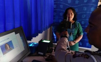 Satlantas Polresta Layani Masyarakat Ambawang PELAYANAN SIM. Petugas tengah memberikan pelayanan perpanjangan SIM di Halaman Kantor Camat Sungai Ambawang, Sabtu (5/5) pagi-- Ocsya Ade CP