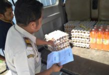 Ekonomi Melemah, Harga Sembako Relatif Stabil PANTAU TELUR MALAYSIA. Petugas di PLBN Entikong memantau masuknya telur ayam dari Malaysia, di Entikong, Sanggau, Rabu (23/5). Warga for Rakyat Kalbar