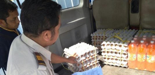 Ekonomi Melemah, Harga Sembako Relatif Stabil PANTAU TELUR MALAYSIA. Petugas di PLBN Entikong memantau masuknya telur ayam dari Malaysia, di Entikong, Sanggau, Rabu (23/5). Warga for Rakyat Kalbar