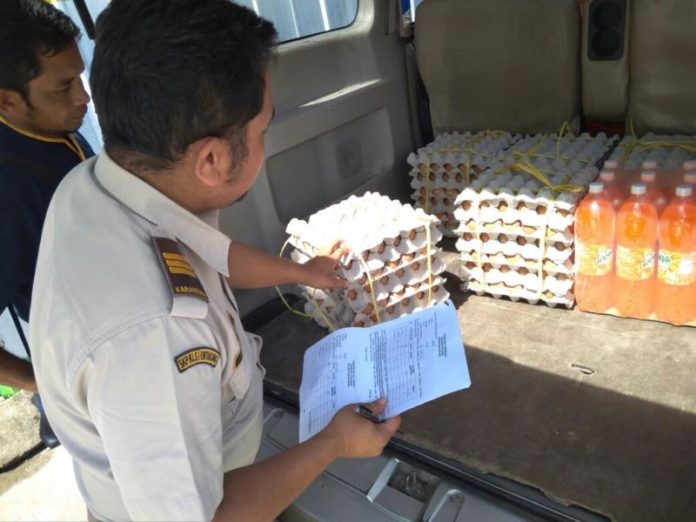 PANTAU TELUR MALAYSIA. Petugas di PLBN Entikong memantau masuknya telur ayam dari Malaysia, di Entikong, Sanggau, Rabu (23/5). Warga for Rakyat Kalbar