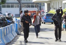 Ledakan Lagi Di Polrestabes Surabaya LEDAKAN DI MARKAS POLISI. Satuan tim anggota Polrestabes Surabaya hendak mengamankan area steril 200 meter dari lokasi ledakan di pos Polrestabes Surabaya, Senin (14/5). Dipta Wahyu-Jawa Pos