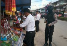 Sebelas Pedagang Petasan Diamankan RAZIA. Petugas ketika melakukan pengecekan dan pemeriksaan lapak kembang api di sepanjang Jalan Juang Nanga Pinoh---Humas Polres for Rakyat Kalbar