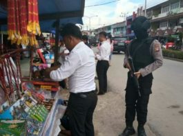 Sebelas Pedagang Petasan Diamankan RAZIA. Petugas ketika melakukan pengecekan dan pemeriksaan lapak kembang api di sepanjang Jalan Juang Nanga Pinoh---Humas Polres for Rakyat Kalbar