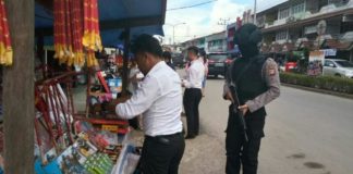 Sebelas Pedagang Petasan Diamankan RAZIA. Petugas ketika melakukan pengecekan dan pemeriksaan lapak kembang api di sepanjang Jalan Juang Nanga Pinoh---Humas Polres for Rakyat Kalbar