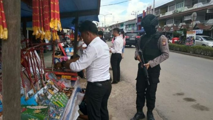 RAZIA. Petugas ketika melakukan pengecekan dan pemeriksaan lapak kembang api di sepanjang Jalan Juang Nanga Pinoh---Humas Polres for Rakyat Kalbar