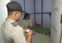 Tiga Pasangan Kumpul Kebo Terjaring Razia TERJARING. Pihak kepolisian ketika melakukan razia dan mengamankan tiga pasangan kumpul kebo di kos-kosan, Jumat (11/5)---Humas Polres for Rakyat Kalbar