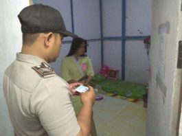 Tahun Ini 500 Orang Terjaring Razia Pekat Satpol PP TERJARING. Pihak kepolisian ketika melakukan razia dan mengamankan tiga pasangan kumpul kebo di kos-kosan, Jumat (11/5)---Humas Polres for Rakyat Kalbar