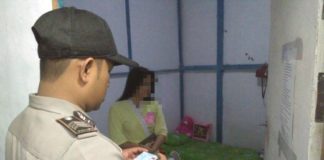 Tahun Ini 500 Orang Terjaring Razia Pekat Satpol PP TERJARING. Pihak kepolisian ketika melakukan razia dan mengamankan tiga pasangan kumpul kebo di kos-kosan, Jumat (11/5)---Humas Polres for Rakyat Kalbar