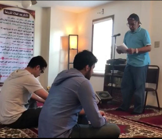 Jumat Sukses di Hays Orang tua dari Saudi bertindak sebagai khatib dalam Jumatan di masjid Hays. repro video Dahlan Iskan