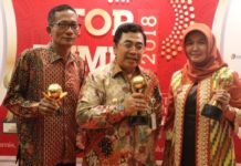 Mahmudah Ucapkan Selamat Kepada Midji RAIH PENGHARGAAN. Mahmudah, Agus Subardi dan Pj Gubernur Kalbar Dodi Riyadmadji ketika menerima penghargaan di Grand Ballroom Balai Kartini, Jakarta, Kamis (3/5). Humas Pemkot for RK