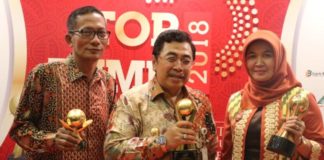 Mahmudah Ucapkan Selamat Kepada Midji RAIH PENGHARGAAN. Mahmudah, Agus Subardi dan Pj Gubernur Kalbar Dodi Riyadmadji ketika menerima penghargaan di Grand Ballroom Balai Kartini, Jakarta, Kamis (3/5). Humas Pemkot for RK