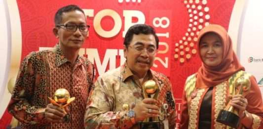 Mahmudah Ucapkan Selamat Kepada Midji RAIH PENGHARGAAN. Mahmudah, Agus Subardi dan Pj Gubernur Kalbar Dodi Riyadmadji ketika menerima penghargaan di Grand Ballroom Balai Kartini, Jakarta, Kamis (3/5). Humas Pemkot for RK