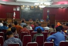 Sebut Penuntut Umum Bangkai DIWARNAI WALK OUT. Rapat Kominda dan Lintas Sektoral menghadapi Ramadan dan Idul Fitri diwarnai walk out dari Kasi Intel Kejari Sanggau yang merasa dilecehkan Asisten I Bidang Hukum dan Pemerintahan Setda Sanggau Wilibrodus Welly di Kantor Bupati Sanggau, Kamis pagi (24/5). Peserta Rapat for Rakyat Kalbar