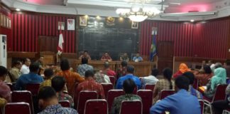 Sebut Penuntut Umum Bangkai DIWARNAI WALK OUT. Rapat Kominda dan Lintas Sektoral menghadapi Ramadan dan Idul Fitri diwarnai walk out dari Kasi Intel Kejari Sanggau yang merasa dilecehkan Asisten I Bidang Hukum dan Pemerintahan Setda Sanggau Wilibrodus Welly di Kantor Bupati Sanggau, Kamis pagi (24/5). Peserta Rapat for Rakyat Kalbar