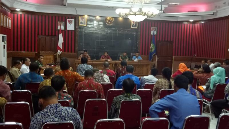 DIWARNAI WALK OUT. Rapat Kominda dan Lintas Sektoral menghadapi Ramadan dan Idul Fitri diwarnai walk out dari Kasi Intel Kejari Sanggau yang merasa dilecehkan Asisten I Bidang Hukum dan Pemerintahan Setda Sanggau Wilibrodus Welly di Kantor Bupati Sanggau, Kamis pagi (24/5). Peserta Rapat for Rakyat Kalbar