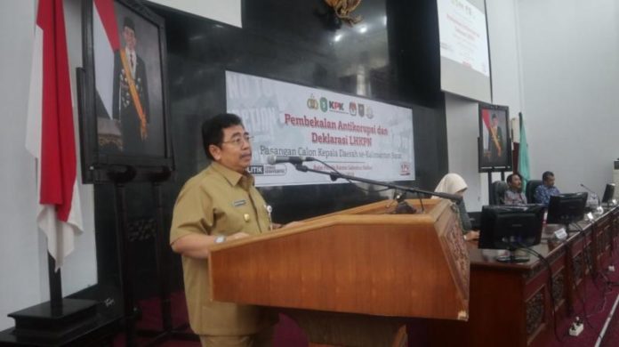 SAMBUTAN. Dodi Riyadmadji memberikan sambutan dikegiatan pembekalan dan deklarasi LHKPN 18 Paslon kepala daerah di Balai Petitih Kantor Gubernur Kalbar, Selasa (8/5). Humas Pemprov for RK