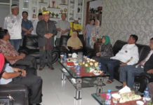 Sultan Sulu Bantah Wilayahnya Disebut Sarang Teroris SILATURAHIM. YM Sultan Mudarasulail Kiram menyampaikan sambutannya yang merasa bangga bisa bersilaturahim di kediaman Ketum Umum DPP PFKPM Kalbar Firman Muntaco, Selasa malam (8/9). Maulidi Murni -RK