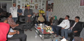 Sultan Sulu Bantah Wilayahnya Disebut Sarang Teroris SILATURAHIM. YM Sultan Mudarasulail Kiram menyampaikan sambutannya yang merasa bangga bisa bersilaturahim di kediaman Ketum Umum DPP PFKPM Kalbar Firman Muntaco, Selasa malam (8/9). Maulidi Murni -RK