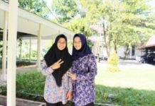Dua Kembar Cantik Lulus Satu Fakultas di Untan SI KEMBAR. Nova berkerudung hitam dan Novi berkerudung biru saat ditemui di Untan, belum lama ini--Istimewa