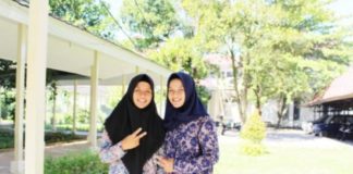 Dua Kembar Cantik Lulus Satu Fakultas di Untan SI KEMBAR. Nova berkerudung hitam dan Novi berkerudung biru saat ditemui di Untan, belum lama ini--Istimewa