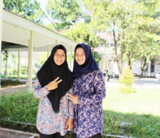 Dua Kembar Cantik Lulus Satu Fakultas di Untan SI KEMBAR. Nova berkerudung hitam dan Novi berkerudung biru saat ditemui di Untan, belum lama ini--Istimewa