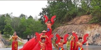 Banyak Torehkan Prestasi, Diundang di Ajang Internasional TAMPILKAN TARIAN. Sanggar Pabayo Tarigas menampilkan tarian bersama adat Melayu, Dayak, Tionghoa dalam menyambut pemilihan Gubernur dan Wakil Gubernur di Bengkayang belum lama ini. Fransiskus Sukardi for RK