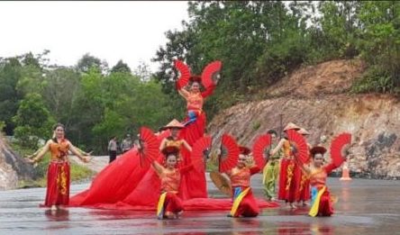 Banyak Torehkan Prestasi, Diundang di Ajang Internasional TAMPILKAN TARIAN. Sanggar Pabayo Tarigas menampilkan tarian bersama adat Melayu, Dayak, Tionghoa dalam menyambut pemilihan Gubernur dan Wakil Gubernur di Bengkayang belum lama ini. Fransiskus Sukardi for RK