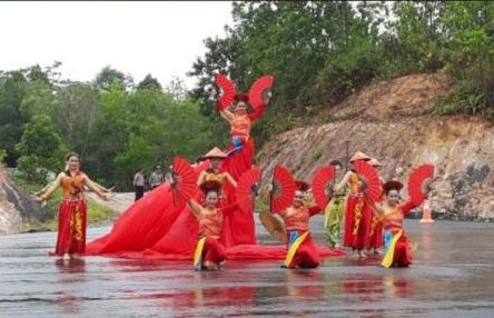 TAMPILKAN TARIAN. Sanggar Pabayo Tarigas menampilkan tarian bersama adat Melayu, Dayak, Tionghoa dalam menyambut pemilihan Gubernur dan Wakil Gubernur di Bengkayang belum lama ini. Fransiskus Sukardi for RK