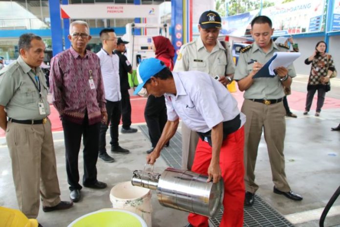 TERA ULANG. Balai Standardisasi Metrologi Legal BSML Regional III Banjarmasin bersama Pemkot Pontianak melakukan tera ulang di SPBU Jalan 28 Oktober, Kamis (24/5). Humas Pemkot for RK