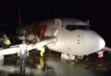 Lion Air Tergelincir, Bandara Ditutup DIEVAKUASI. Kondisi pesawat Lion Air dalam proses evakuasi sesaat setelah tergelincir di Bandara Djalaludin, Gorontalo, Ahad (29/4). Franco-Gorontalo Post