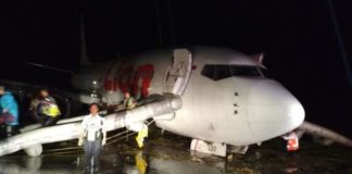 Lion Air Tergelincir, Bandara Ditutup DIEVAKUASI. Kondisi pesawat Lion Air dalam proses evakuasi sesaat setelah tergelincir di Bandara Djalaludin, Gorontalo, Ahad (29/4). Franco-Gorontalo Post