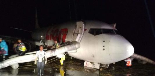 Lion Air Tergelincir, Bandara Ditutup DIEVAKUASI. Kondisi pesawat Lion Air dalam proses evakuasi sesaat setelah tergelincir di Bandara Djalaludin, Gorontalo, Ahad (29/4). Franco-Gorontalo Post