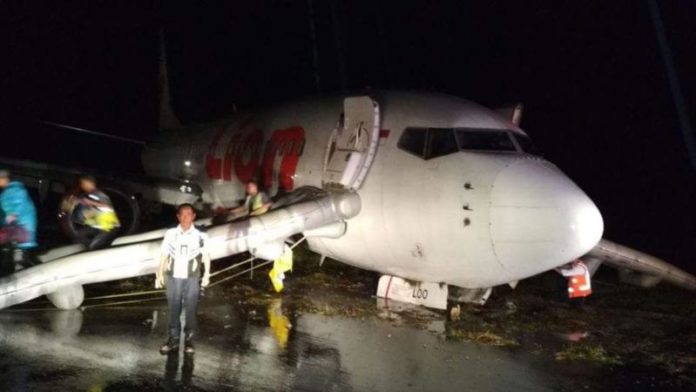 DIEVAKUASI. Kondisi pesawat Lion Air dalam proses evakuasi sesaat setelah tergelincir di Bandara Djalaludin, Gorontalo, Ahad (29/4). Franco-Gorontalo Post