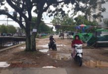 Jalan Paralel Sungai Jawi Belum Tuntas TERGENANG. Salah satu titik Jalan Paralel Sungai Jawi yang berlobang dan tergenang, Minggu (20/5). Gusnadi-RK