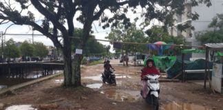 Jalan Paralel Sungai Jawi Belum Tuntas TERGENANG. Salah satu titik Jalan Paralel Sungai Jawi yang berlobang dan tergenang, Minggu (20/5). Gusnadi-RK
