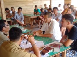 TKA TIONGKOK. Puluhan warga Tiongkok didata petugas UPT Satgas TKA Kalbar di PT. BBJ, Sekayam, Sanggau, Kamis (24/5). Kiram Akbar-RK