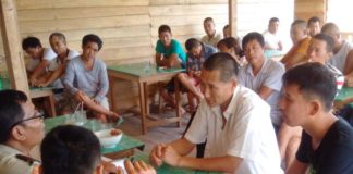 30 TKA Harus Angkat Kaki TKA TIONGKOK. Puluhan warga Tiongkok didata petugas UPT Satgas TKA Kalbar di PT. BBJ, Sekayam, Sanggau, Kamis (24/5). Kiram Akbar-RK